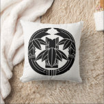 Cut bamboo in embracing bamboo leaves kissen<br><div class="desc">This kamon is called "Daki take ni kiri take" in Japan.</div>