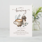 Cute 'a Baby is Brewing' Coffee Baby Shower Einladung (Stehend Vorderseite)