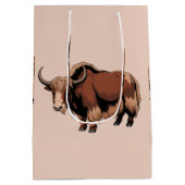Cute & adorable brown Yak  Mittlere Geschenktüte (Rückseite)