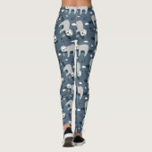 cute adorable gray sloth pattern blue background leggings (Rückseite)