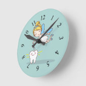 Cute animated tooth fairy runde wanduhr (Winkel)
