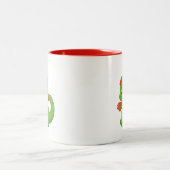 Cute Baby Dragon Holding Cup Two-Tone Mug Zweifarbige Tasse (Mittel)