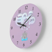 Cute Baby Elephant Blowing Bubbles Monogrammed Große Wanduhr (Winkel)