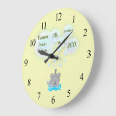 Cute Baby Elephant Blowing Bubbles Monogrammed Große Wanduhr (Winkel)