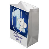 Cute Baby Elephant First Birthday Mittlere Geschenktüte (Rückseite Schrägansicht)