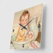 Cute Baby Having a Bath Quadratische Wanduhr (Winkel)