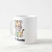Cute Baby Tiger Reading a Book Custom Kaffeetasse (Vorderseite Links)