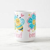 Cute Bee Leaf  Inspirational for Yoga practitioner Kaffeetasse (Mittel)