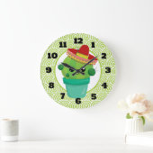 Cute Big-Eyed Cactus in Red Sombrero Große Wanduhr (Zuhause)