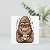 Cute Bigfoot Drinking Coffee Funny Sasquatch Einladung (Stehend Vorderseite)