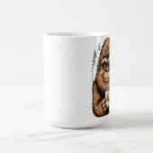 Cute Bigfoot Drinking Coffee Funny Sasquatch Kaffeetasse (Mittel)