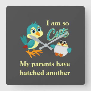 Cute bird hatching green cartoon baby announcement quadratische wanduhr