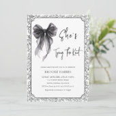 Cute Black Bow She's Tying The Knot Bridal Shower Einladung (Stehend Vorderseite)