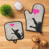 Cute Black Cat Playing with A Pink Heart Ofenhandschuh & Topflappen-Set (Oben Unten)