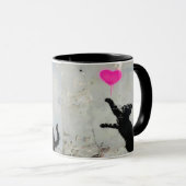 Cute Black Cat Playing with A Pink Heart Tasse (VorderseiteRechts)
