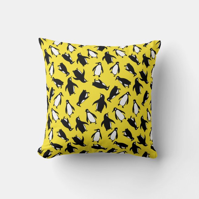 Cute black white penguin pattern yellow background kissen (Vorderseite)