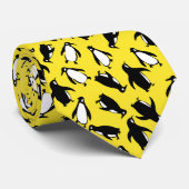 Cute black white penguin pattern yellow background krawatte (Gerollt)