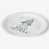 Cute Blue Boy Penguin Winter Baby Shower Pappteller (Schrägansicht)