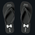 Cute Bow Tie & Buttons Black Best Man Wedding Badesandalen<br><div class="desc">Diese süßen Flip Flops sind eine großartige Möglichkeit,  dem besten Mann bei Ihrer Hochzeit zu danken. Sie zeichnen sich durch ein einfaches,  niedliches und lustiges Design aus,  das mit einer weißen Bugschwelle und Knöpfen auf schwarzem Hintergrund mit seinem Namen und seinem Titel besticht.</div>