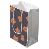 Cute Brown Teddy Bear Face Pattern Dark Blue Mittlere Geschenktüte (Vorderseite Schrägansicht)