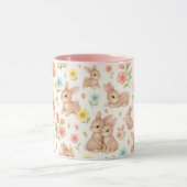 Cute Bunnies and Flowers Pattern Tasse (Zentrum)