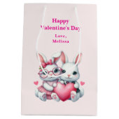 Cute Bunnies Sharing a Heart Valentine's Day Mittlere Geschenktüte (Rückseite)