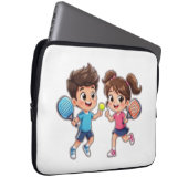 Cute Cartoon Boy and Girl Playing Padel Tennis – F Laptopschutzhülle (Vorne Rechts)
