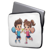 Cute Cartoon Boy and Girl Playing Padel Tennis – F Laptopschutzhülle (Vorderseite Links)