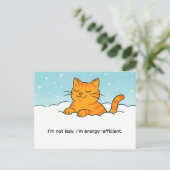 Cute Cartoon Cat Resting in Winter Snow Postkarte (Stehend Vorderseite)