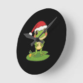 Cute Cartoon Frog Character Wearing a Santa Hat on Runde Wanduhr (Winkel)