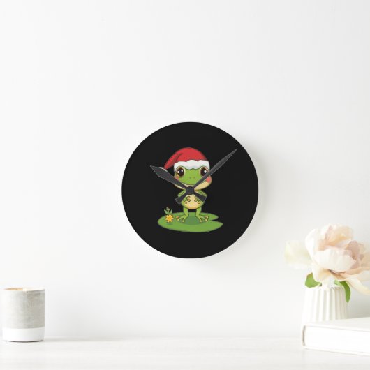 Cute Cartoon Frog Character Wearing a Santa Hat on Runde Wanduhr (Zuhause)