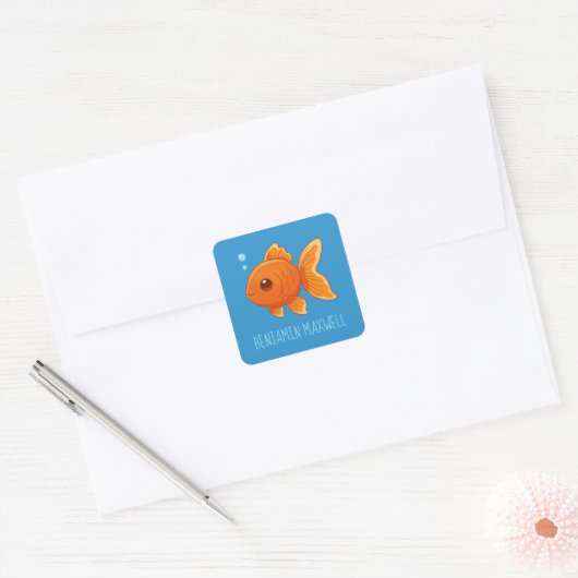 Cute Cartoon Goldfish on Blue Custom Name Quadratischer Aufkleber (Umschlag)