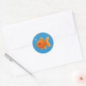 Cute Cartoon Goldfish on Blue Runder Aufkleber (Umschlag)