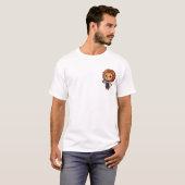 Cute Cartoon Lion Barber Mascot Holding Scissors T-Shirt (Vorne ganz)