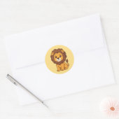 Cute Cartoon Lion on Yellow Runder Aufkleber (Umschlag)
