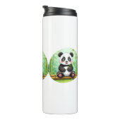 Cute Cartoon Panda on Bamboo Patch Thermosbecher (Nach rechts gedreht)