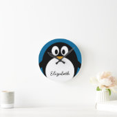 cute cartoon penguin blue background runde wanduhr (Zuhause)