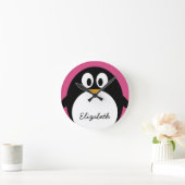 cute cartoon penguin with pink background runde wanduhr (Zuhause)