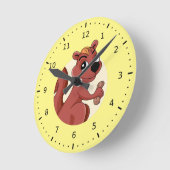 Cute cartoon squirrel with a peanut runde wanduhr (Winkel)