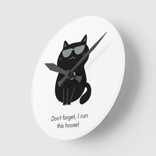 Cute Cat - I run this house now! Runde Wanduhr (Winkel)