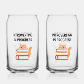 Cute Cat on Books "Introvert in Progress" Dosenglas (Vorderseite)