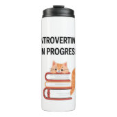 Cute Cat on Books "Introvert in Progress" Thermosbecher (Vorderseite)