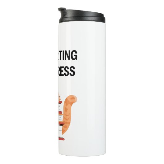 Cute Cat on Books "Introvert in Progress" Thermosbecher (Nach rechts gedreht)