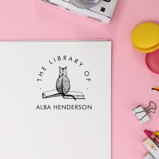 Cute Cat on the Book Modern Library Permastempel