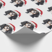 Cute Cavalier King Charles Spaniel with Santa Hat Geschenkpapier (Ecke)