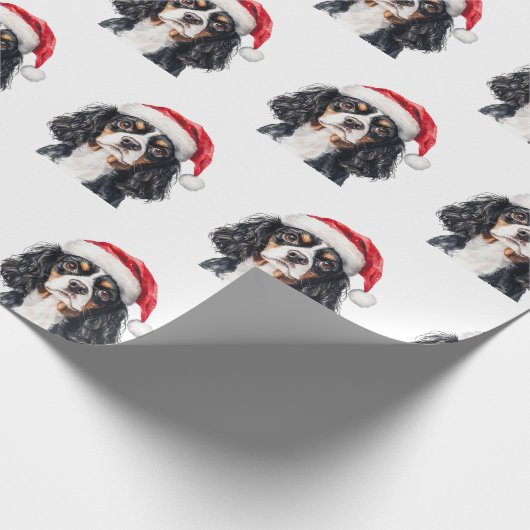 Cute Cavalier King Charles Spaniel with Santa Hat Geschenkpapier (Ecke)