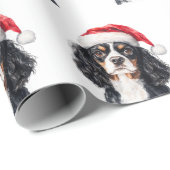 Cute Cavalier King Charles Spaniel with Santa Hat  Geschenkpapier (Rolleneckpunkt)
