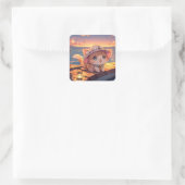 Cute Chibi Kitten at the Harbor Sunset – Whimsical Quadratischer Aufkleber (Tasche)