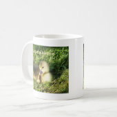 cute child in the grass geese kaffeetasse (Vorderseite Links)