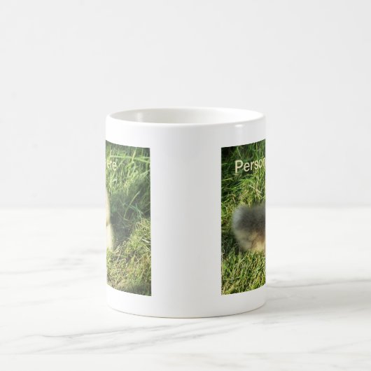 cute child in the grass geese kaffeetasse (Mittel)